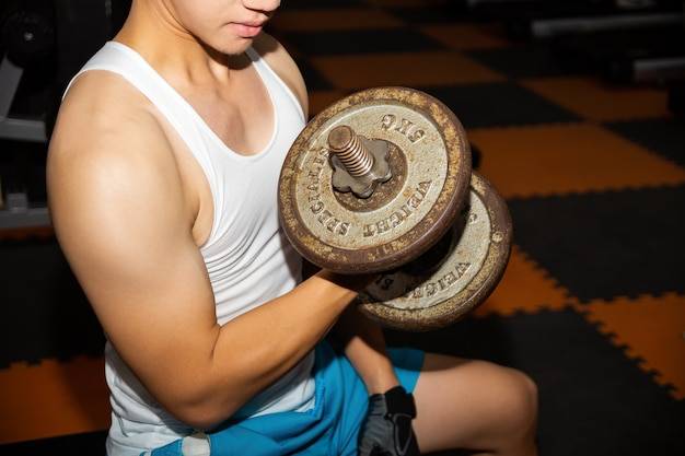 Kompleksowy przewodnik trójbój siłowy trening dla każdego – jak zacząć swoją przygodę?