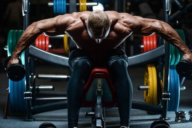 Plan treningowy Joe Weider pełne omówienie i praktyczne sugestie dla ćwiczących