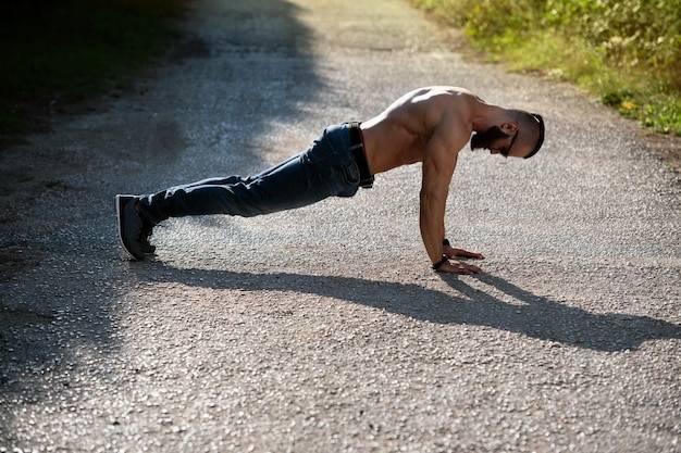 Pompki jakie mięśnie pracują podczas popularnego ćwiczenia?