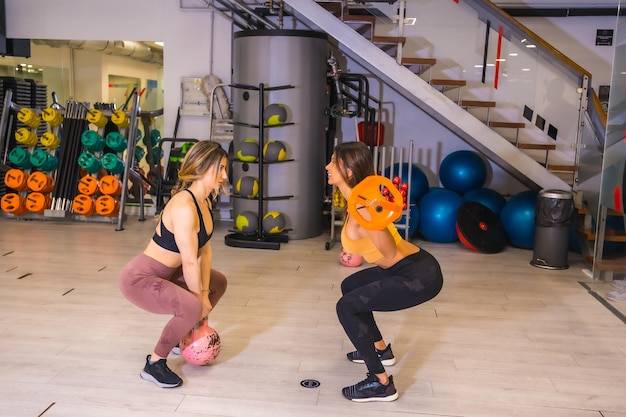 Przysiady ze sztangą ile razy w tygodniu warto je wykonywać?